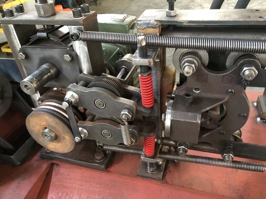 Op maat gemaakte 5-10 mm staalstaaf rechtlijnende en snijmachine met roterende functie